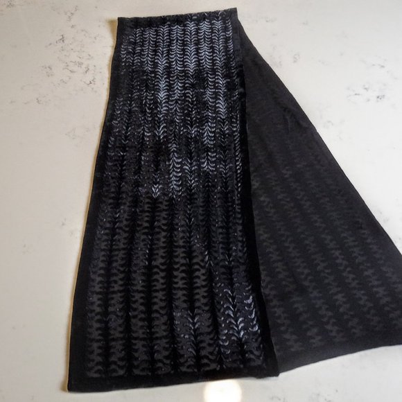 Elegant Black Patterned Scarf - Picture 3 of 6
